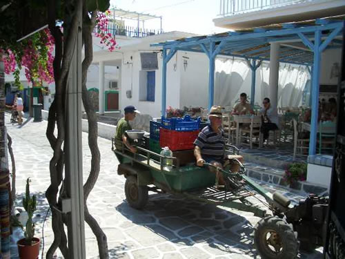 vehicle on main street to kastro