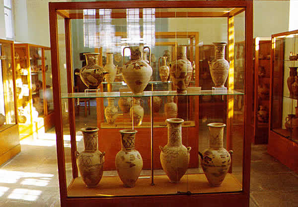museum case amphoras
