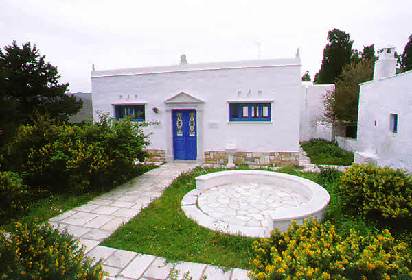 a bird bath in a front lawn