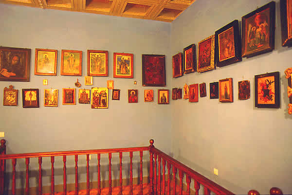 museum icons stairs