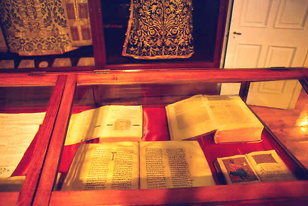 museum BOOK CASE