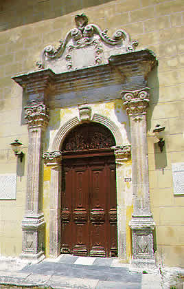 Italianate style doorway