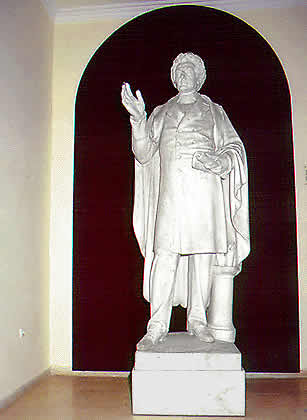 statue