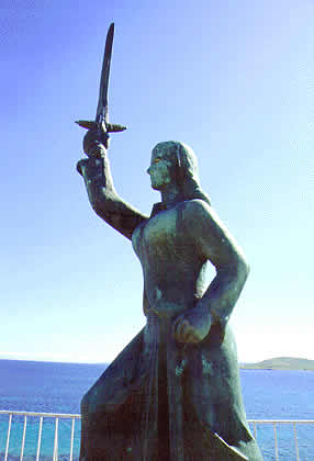 a statue comemorating revolutionary war